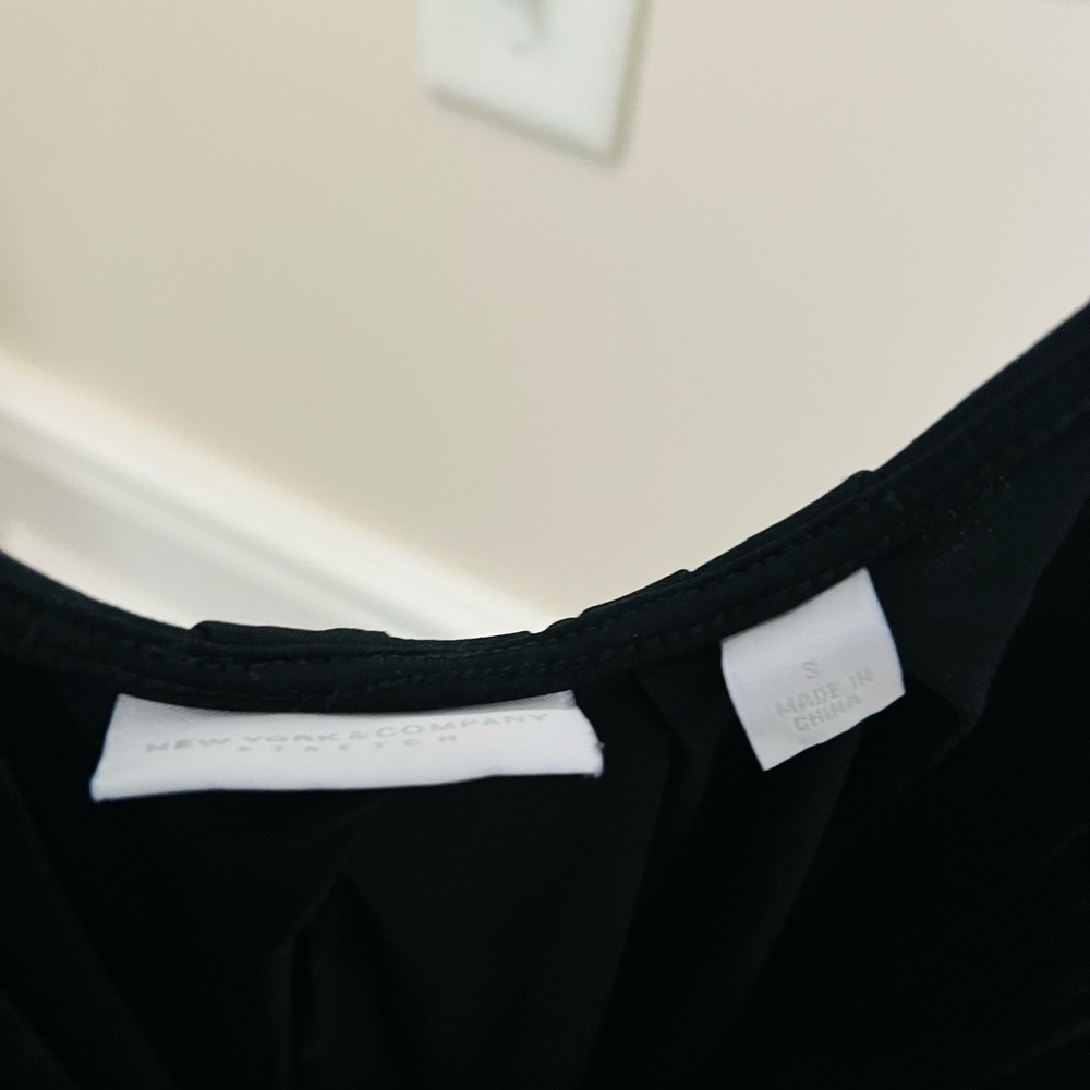 New York & Company Black Sleeveless Top with draping side material - Picture 3 of 4
